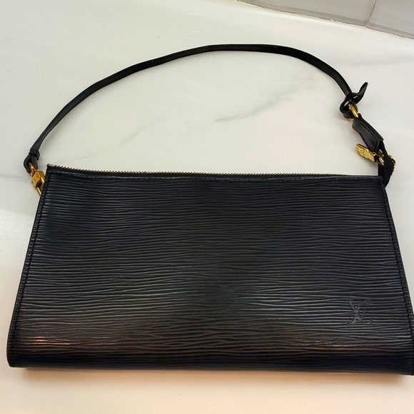 Authentic Louis Vuitton Pochette in Black Epi Leather - Picture 13 of 16